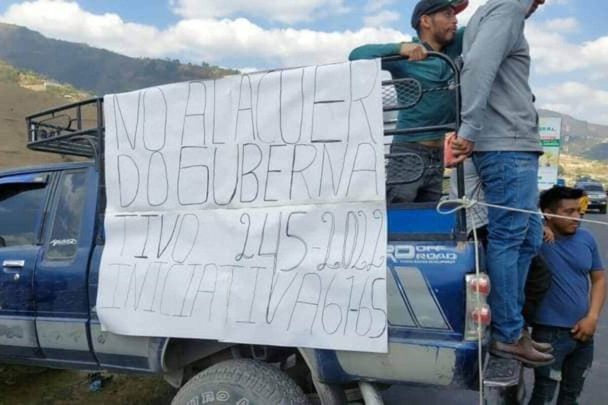 PNC arresta a dos sujetos que agreden a manifestantes en Huehuetenango