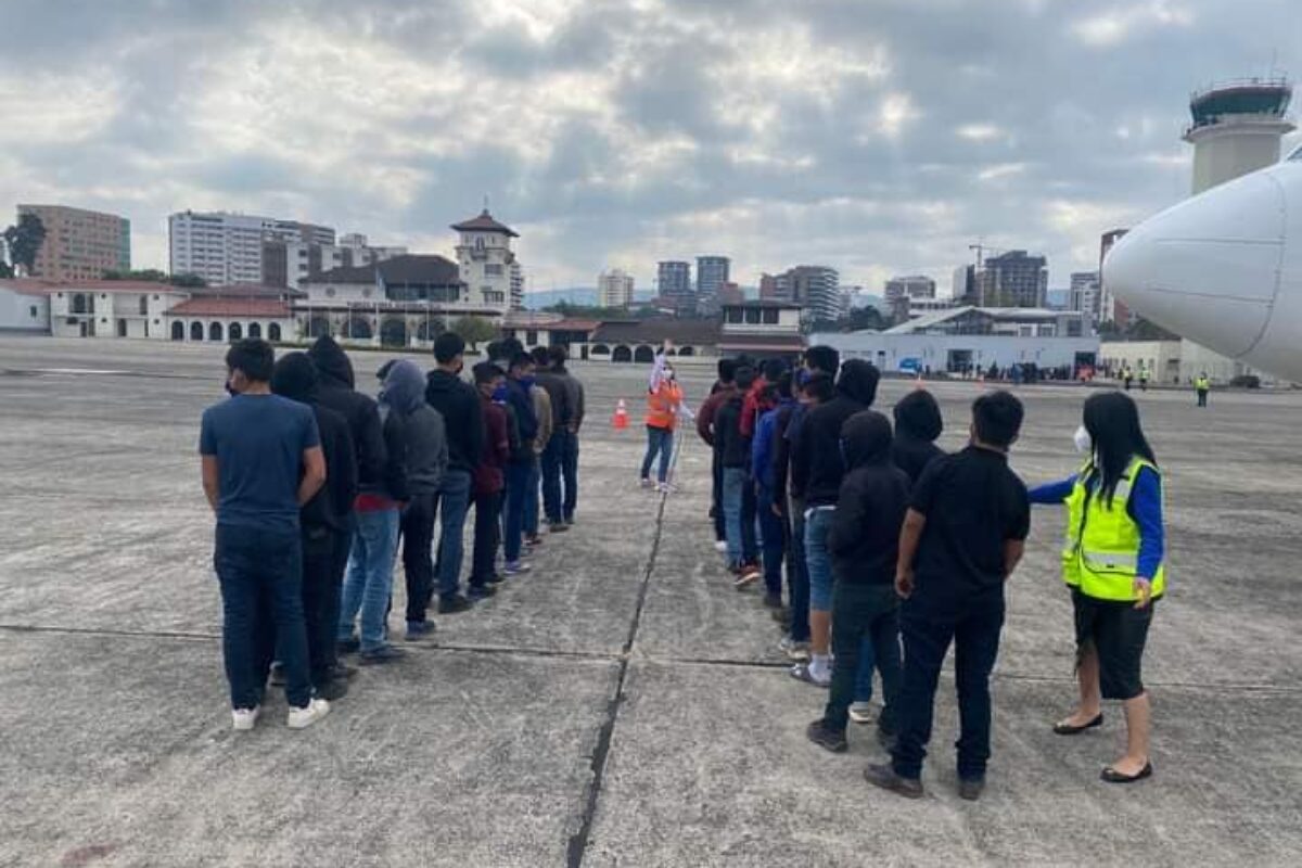 Llega vuelo con 136 deportados a Guatemala, incluyendo 106 niños y adolescentes no acompañados