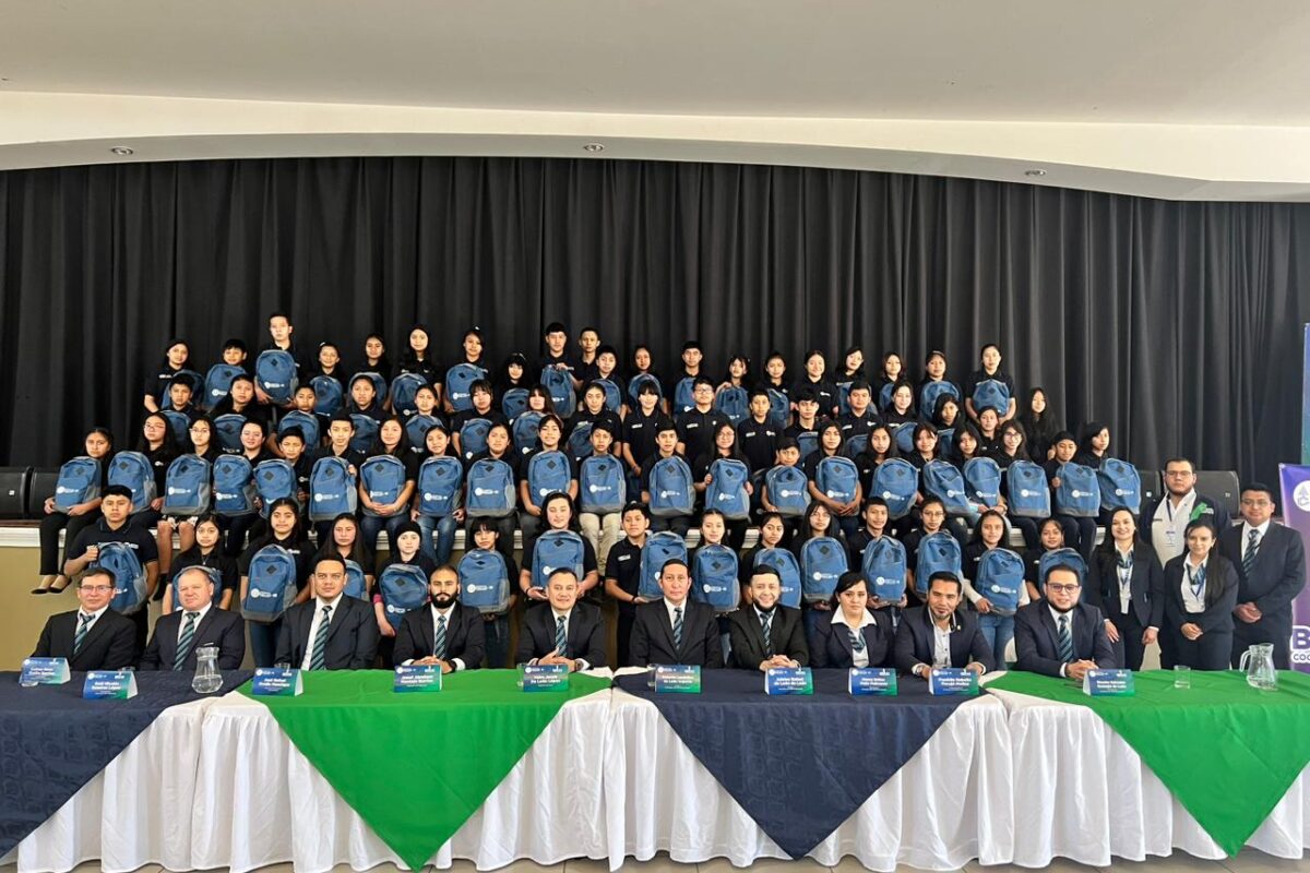 Cooperativa Salcajá entrega 80 becas para estudiantes en la región