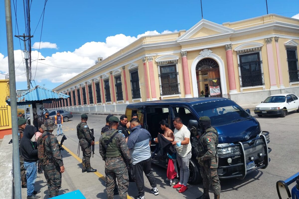 Ejército de Guatemala captura en flagrancia a asaltantes de microbús en Xela