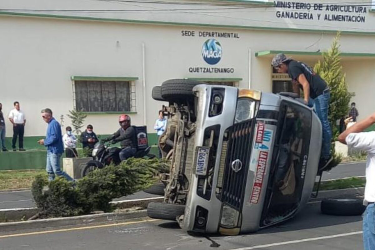 Accidente de tránsito en Xela: daños considerables en camión y microbús