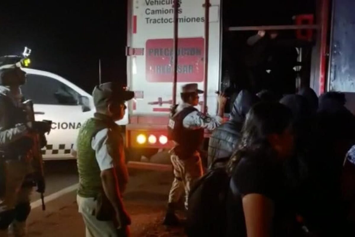 Rescatan a más de 200 migrantes hacinados dentro de un tráiler abandonado en México