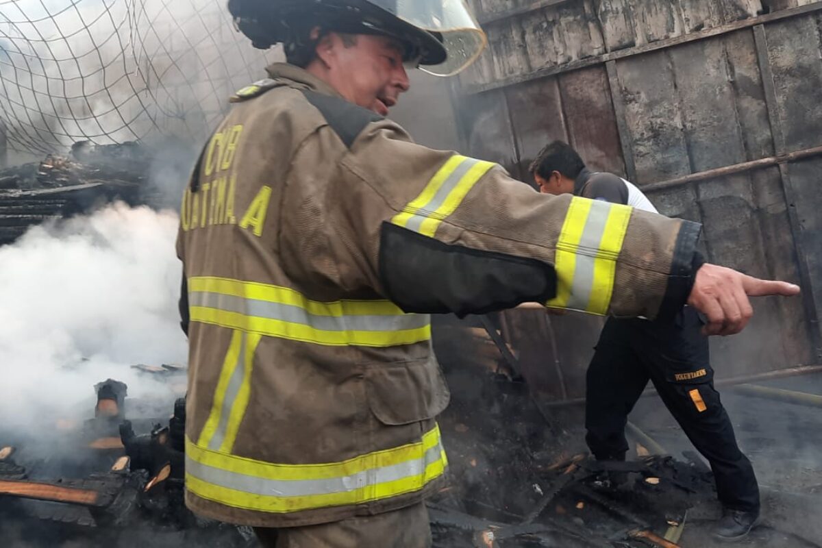 Incendio consume una bodega de tarimas en Villa Hermosa