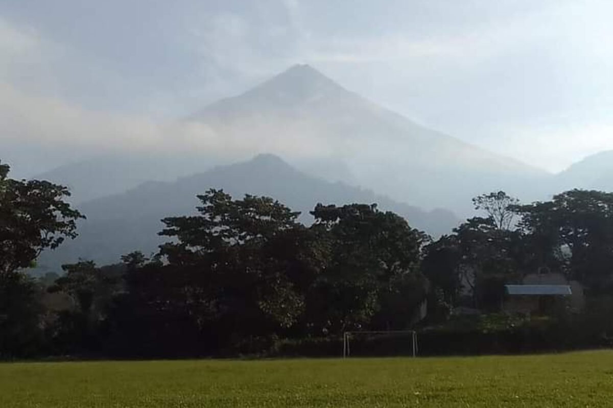 Ministerio de Salud declara alerta roja por actividad del volcán de Fuego