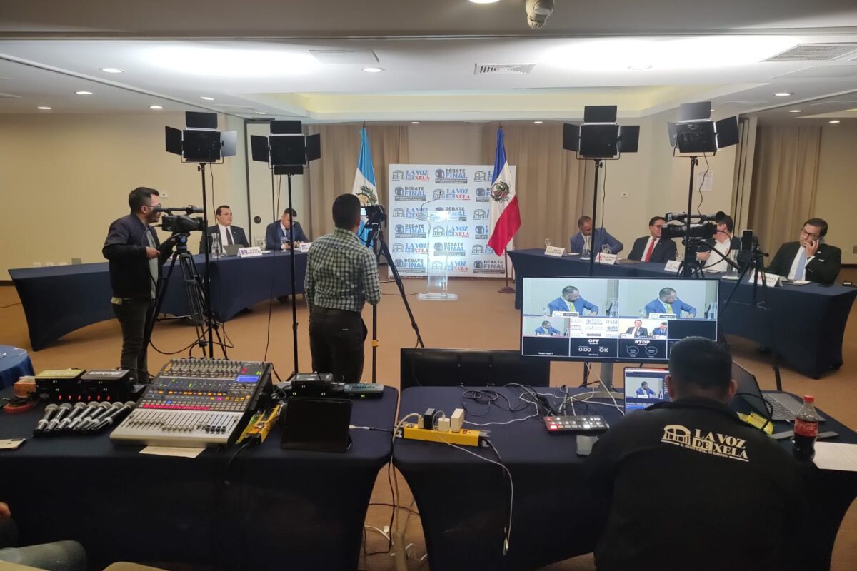 A pocos minutos para que inicie el Debate Final con los candidatos a diputados por Quetzaltenango