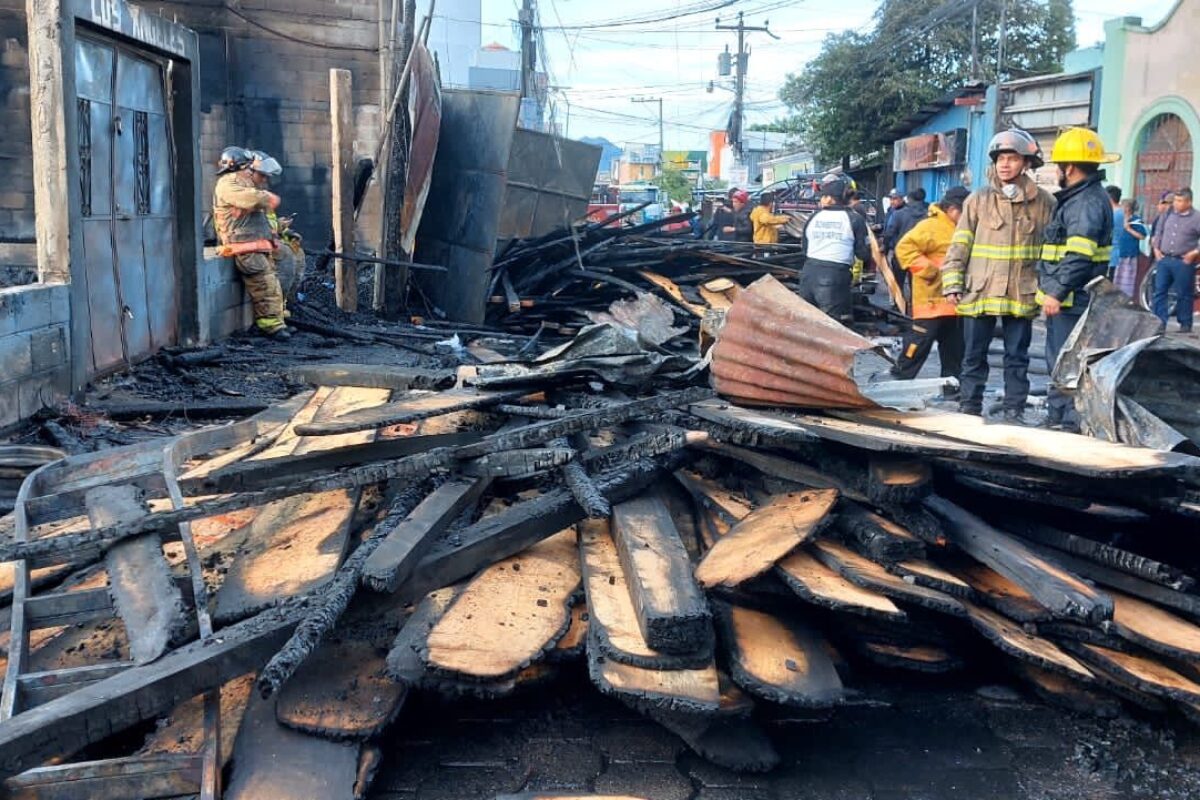 Devastador incendio en Panajachel: Cinco locales comerciales consumidos y pérdidas millonarias