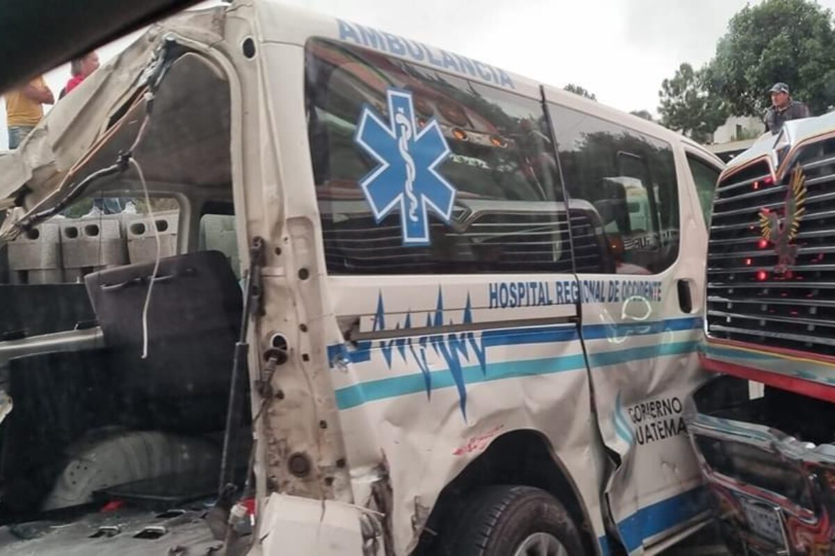 Choque entre bus extraurbano y ambulancia deja tres heridos en la Ruta Interamericana en Chimaltenango