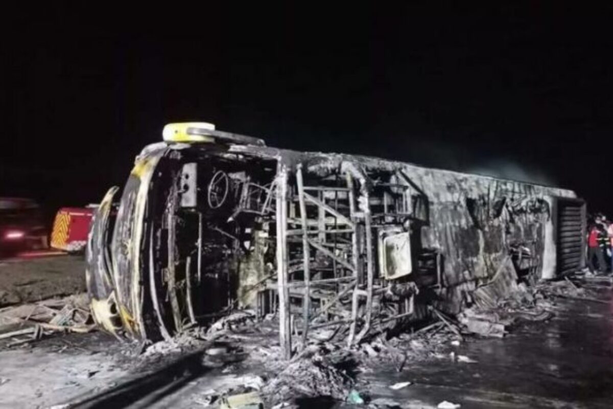 Trágico accidente en India: al menos 25 muertos y 8 heridos en incendio de autobús