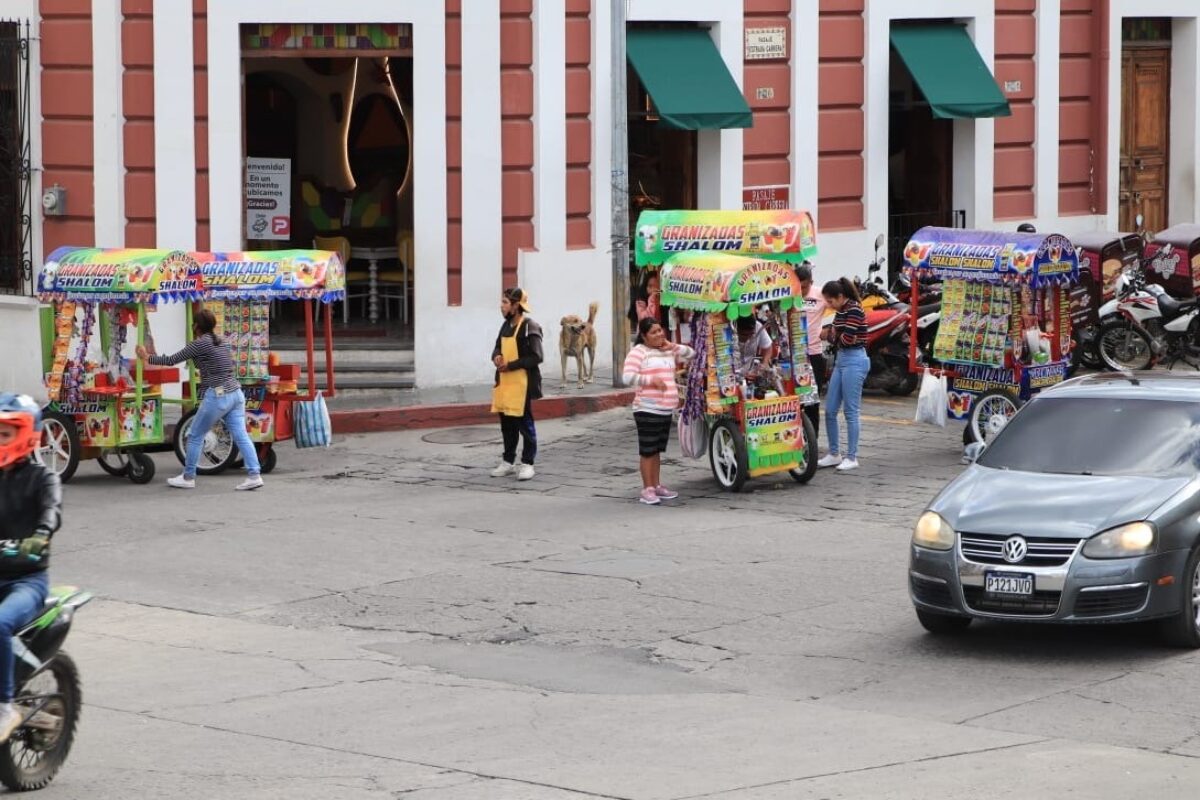 Policía Municipal notifica a vendedores ambulantes sobre prohibición de ventas informales en el parque