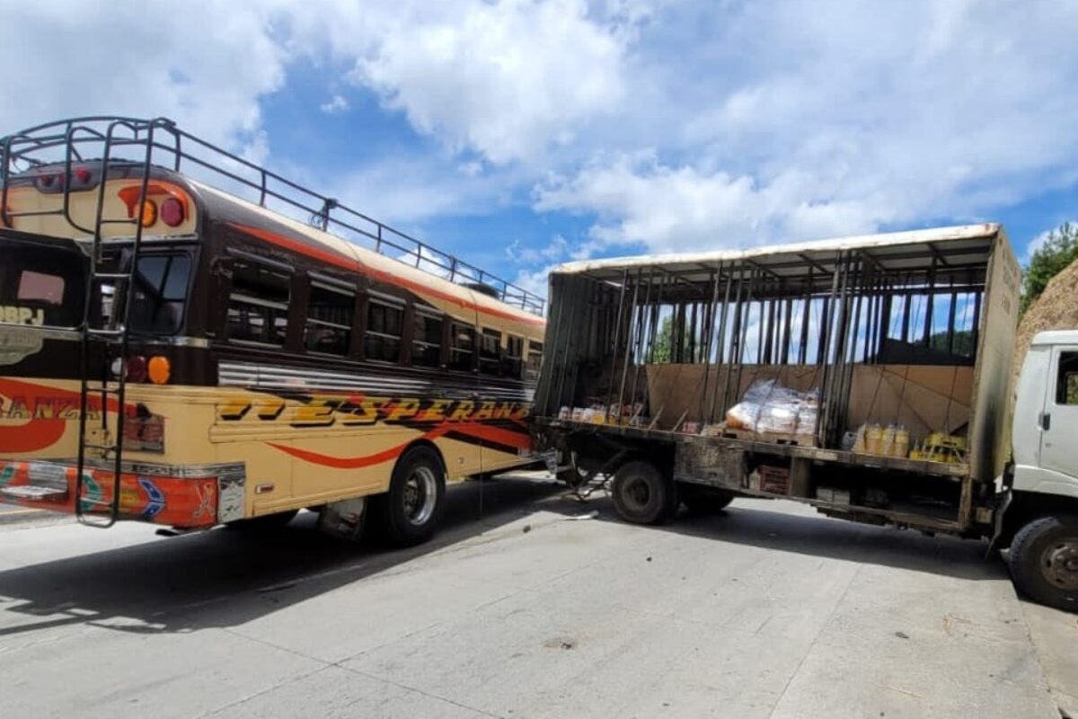 Colisión entre bus de pasajeros y camión causa tráfico en la ruta interamericana de Chimaltenango