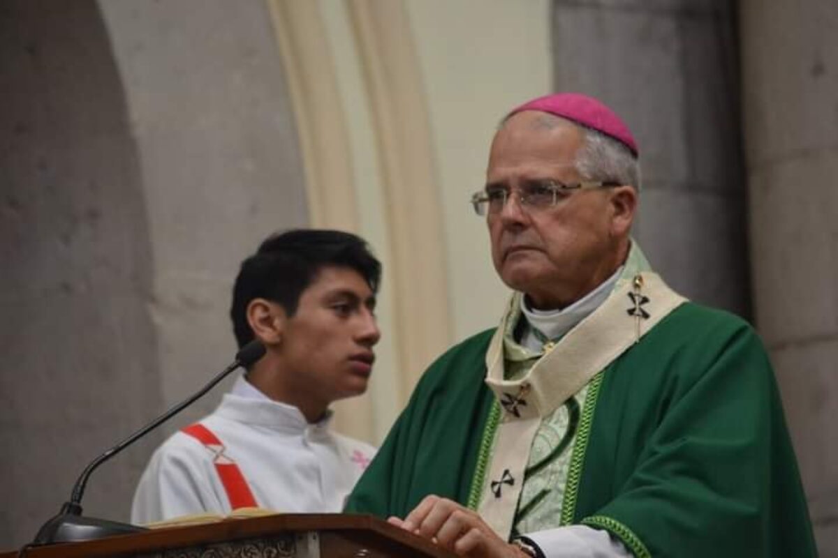 Urgente: Monseñor Mario Molina Palma sufre colapso respiratorio; comunidad pide oraciones