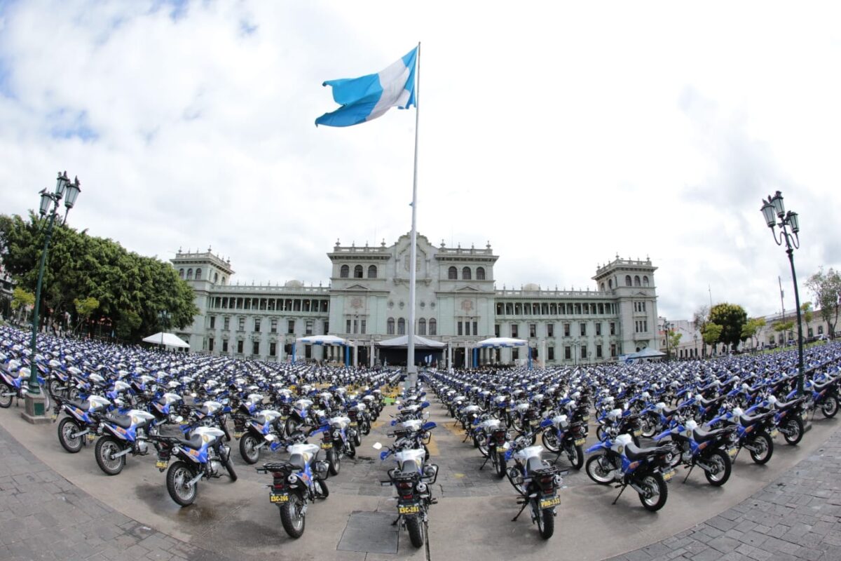 Gobierno dice que PNC se fortalece con 1 mil motocicletas y 5 mil armas