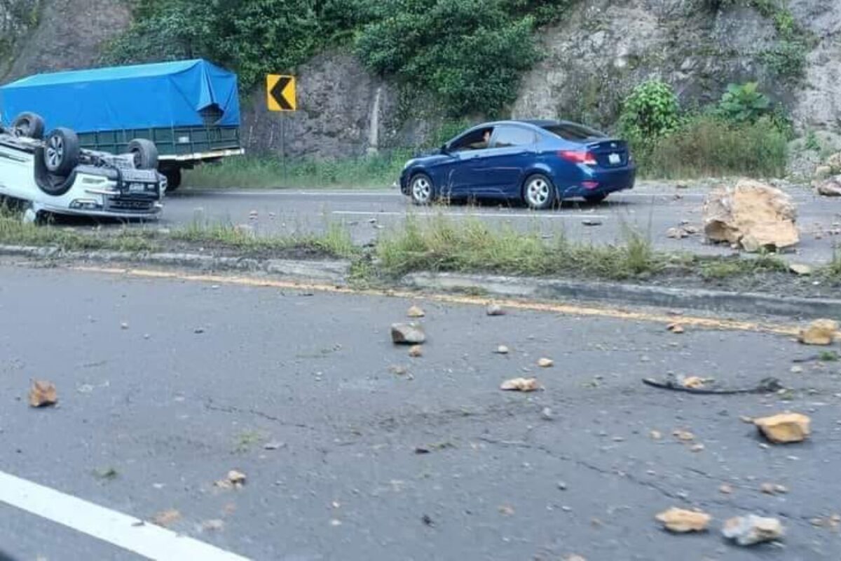 Volcamiento en la carretera Interamericana: Conductor escapa ileso tras incidente en Nahualá
