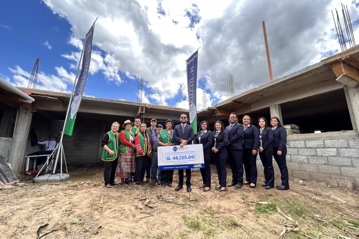Cooperativa Salcajá entrega donativo para concluir construcción en asilo