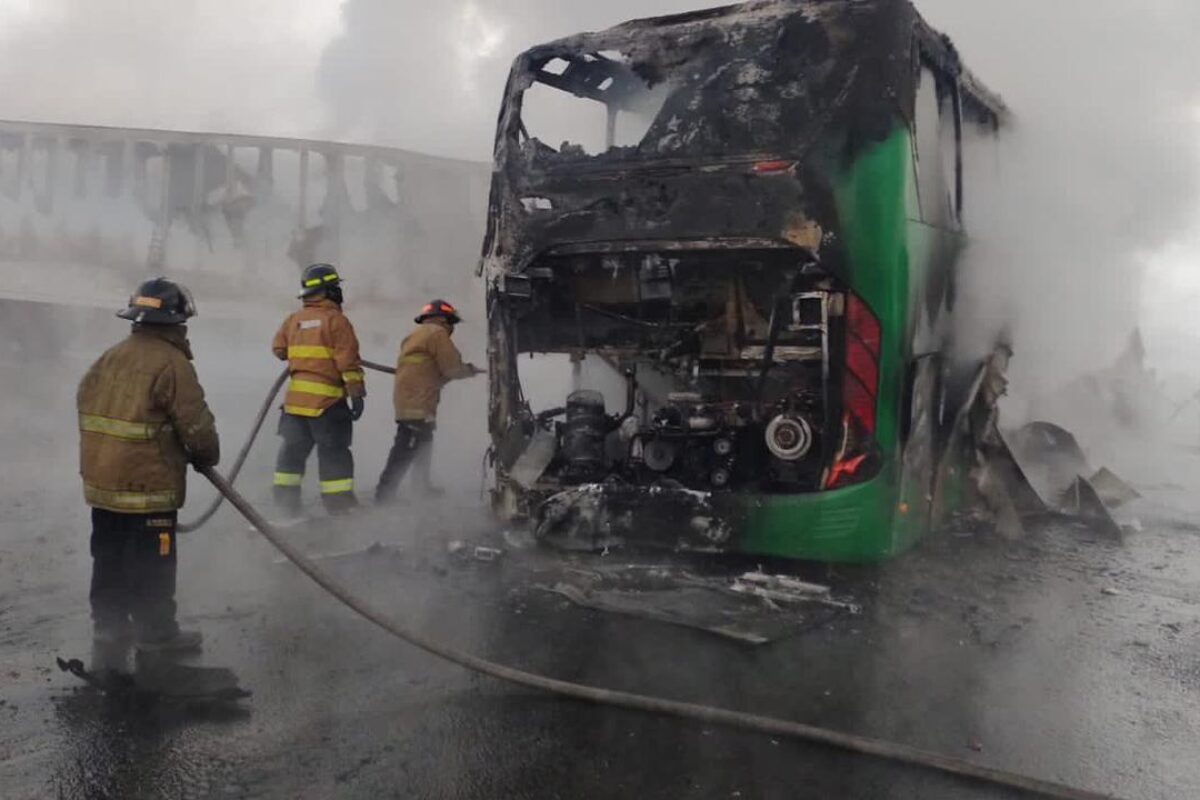 Fallecen pilotos tras impacto entre bus pullman y tráiler en San Cristóbal Totonicapán