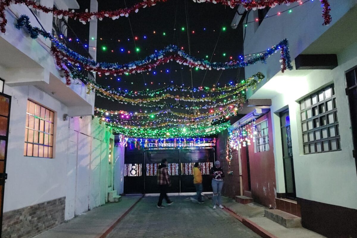 Espíritu navideño | Vecindario de Xela adorna sus casas con los colores de la época