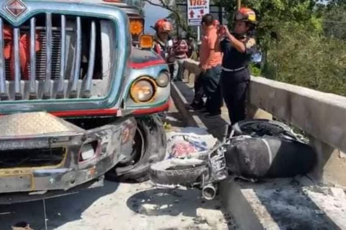 Puente Ixtacapa: Camioneta arrolla a dos personas que viajaban en motocicleta