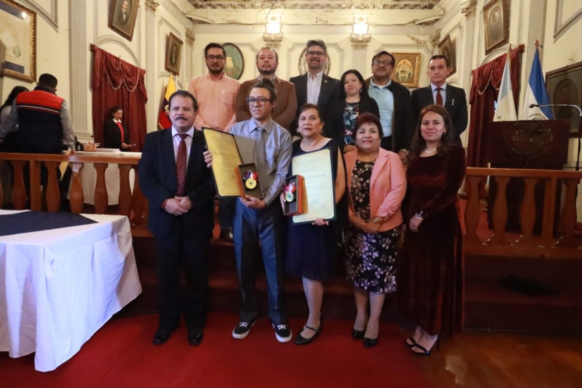 José Molina Salazar y Vilma Calderón reciben galardón Embajador Vive Xela
