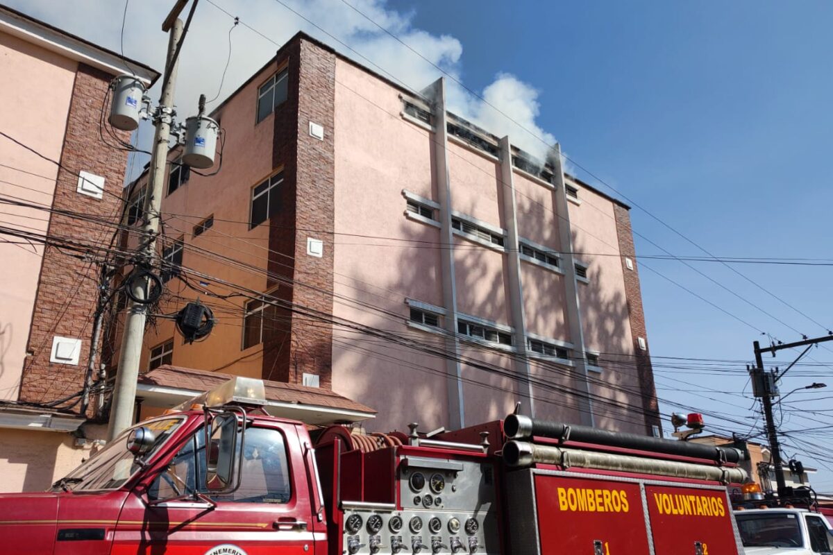 Emergencia en Xela: Incendio en edificio de apartamentos