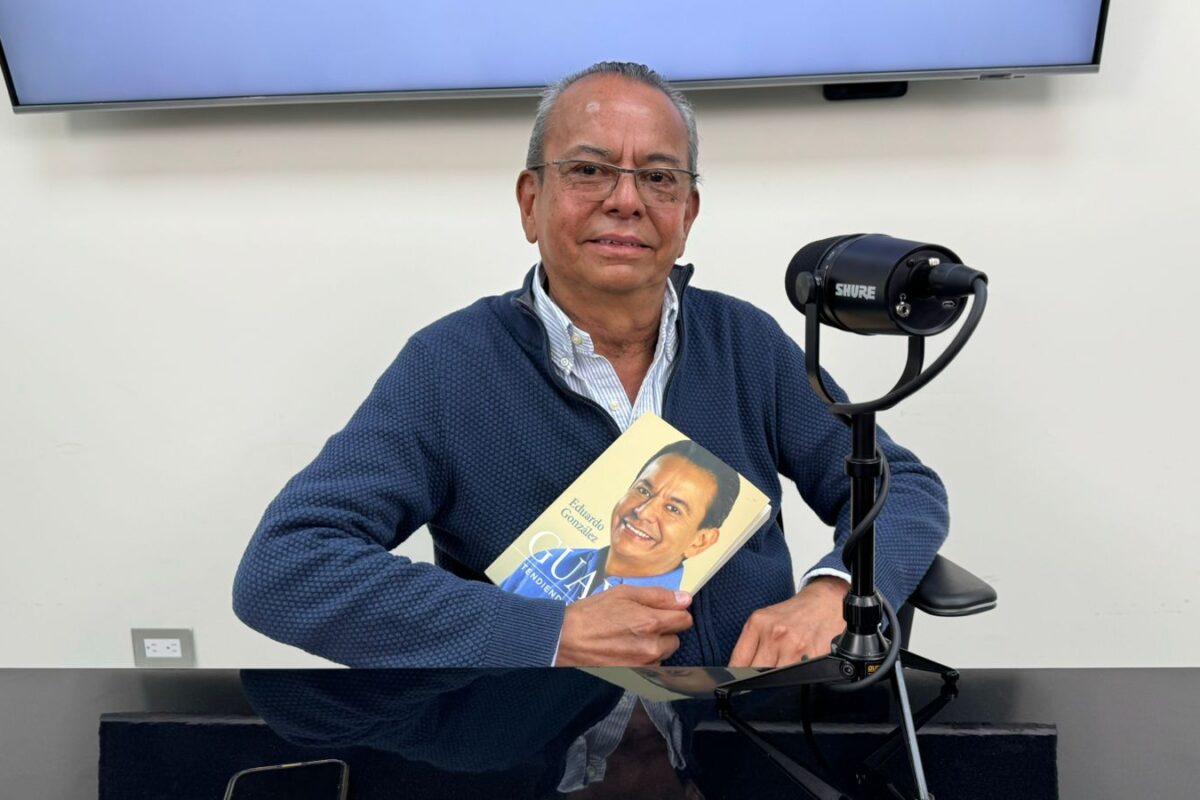 Eduardo González presenta su libro «Guayo Tendiendo Puentes» en La Voz de Xela