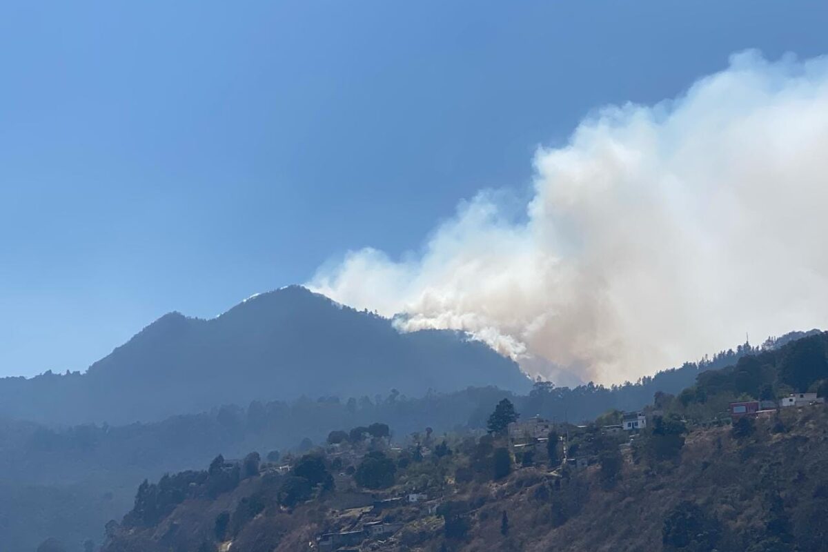 Concejo de Xela declara alerta naranja y prohíbe ascenso a cerros y volcán por incendios