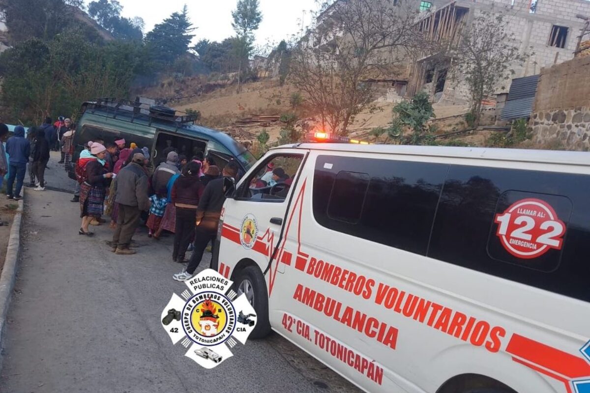 Accidente de microbús en Totonicapán deja varias personas con traumatismos