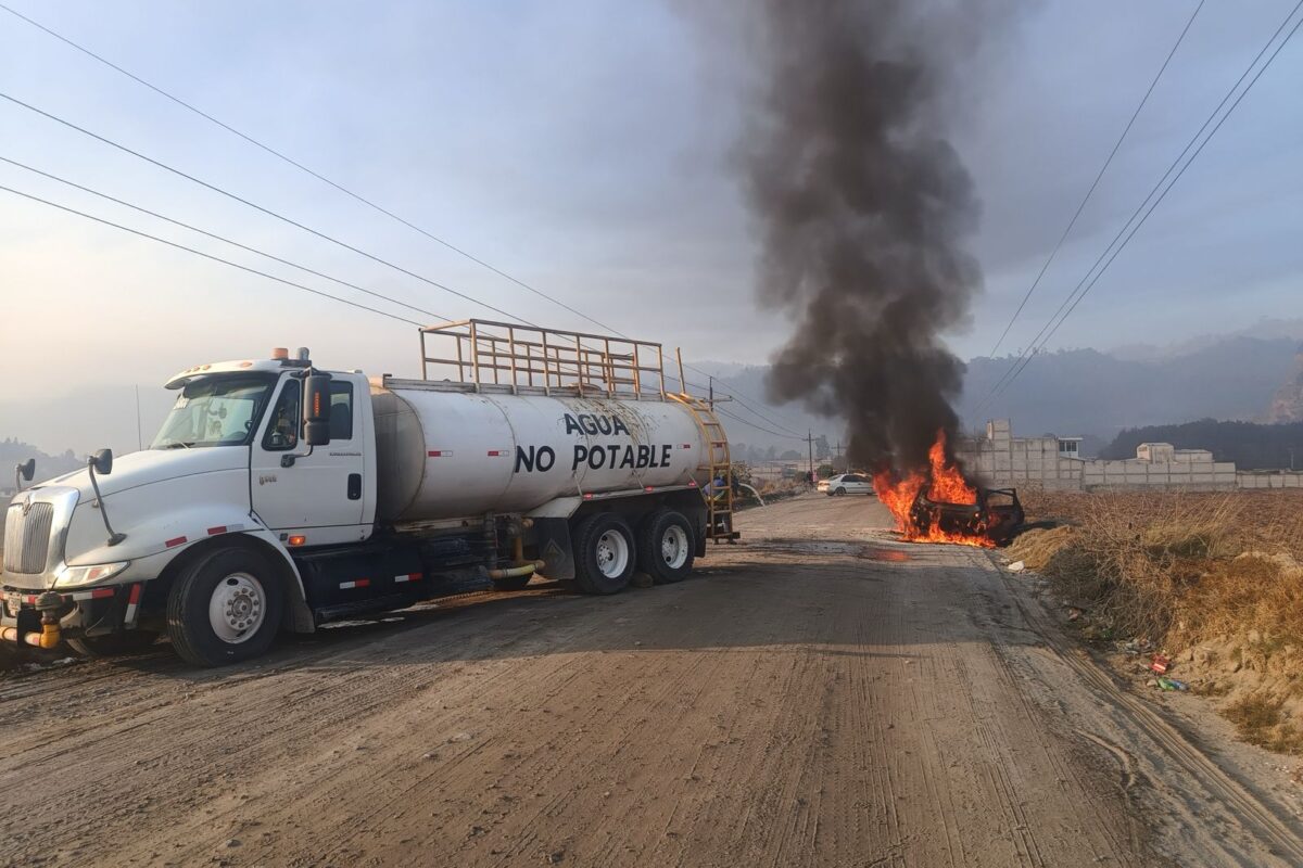 Conductores y vecinos en acción: Controlan incendio de vehículo en Tierra Colorada