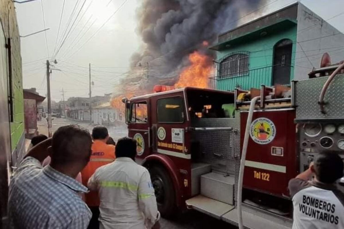 Devastador incendio arrasa con viviendas y negocios en la 5 avenida de San Antonio Suchitepéquez