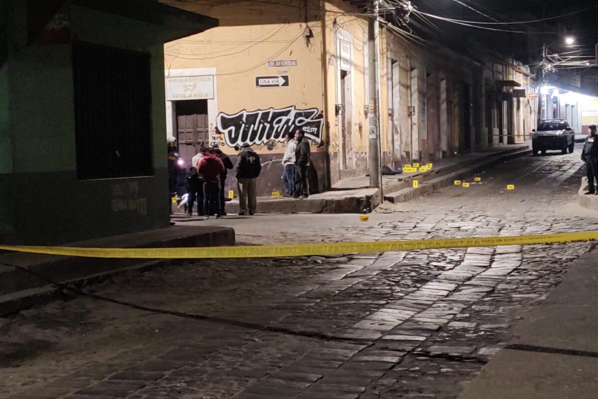 Investigan doble asesinato en pleno centro de Xela: Autoridades revisarán grabaciones de cámaras de seguridad