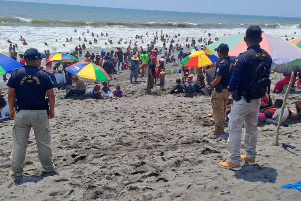 Agentes de la PNC rescatan a 80 menores extraviados en playas durante Semana Santa