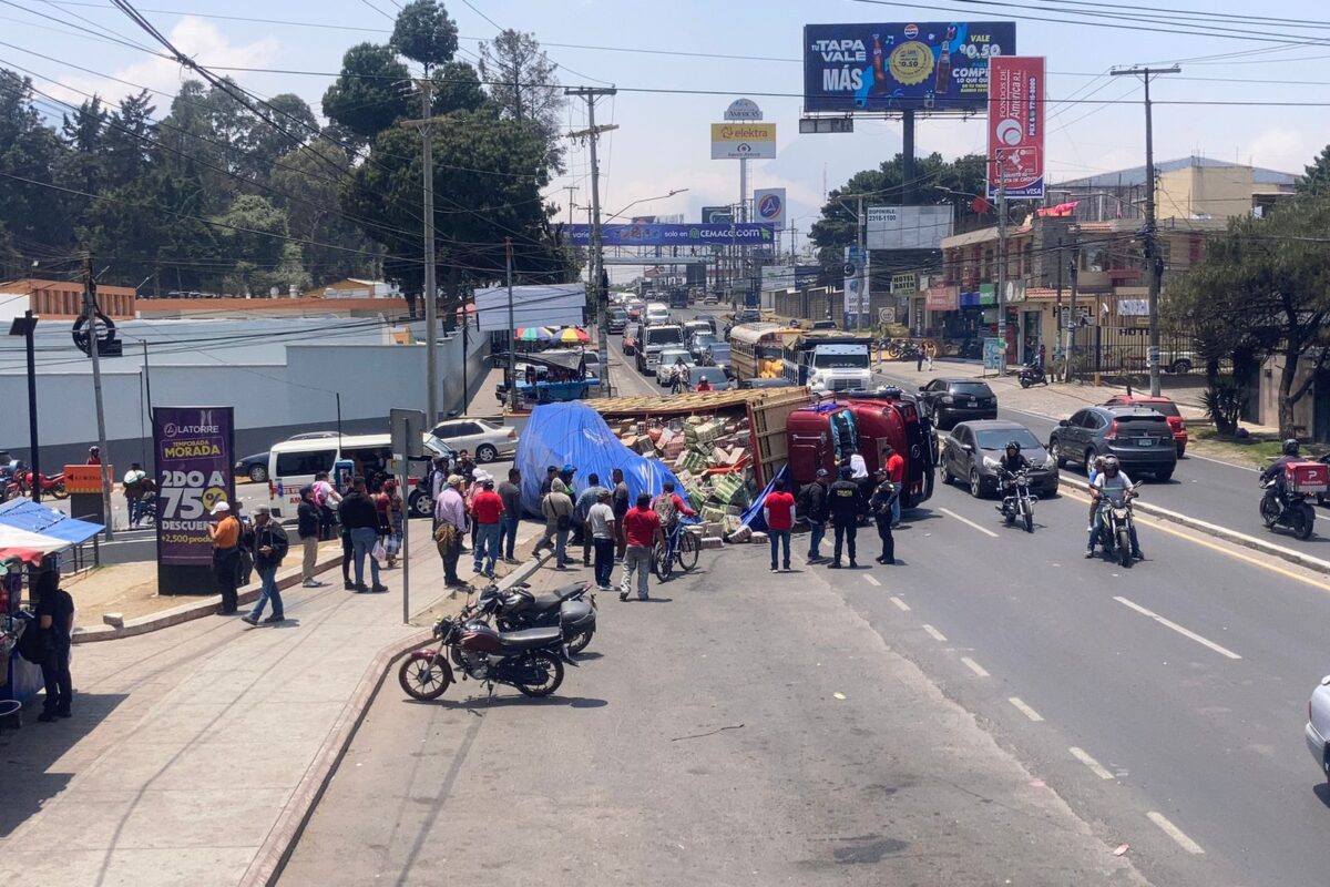 Incidente con camión volcado genera alarma en Avenida Las Américas de Xela