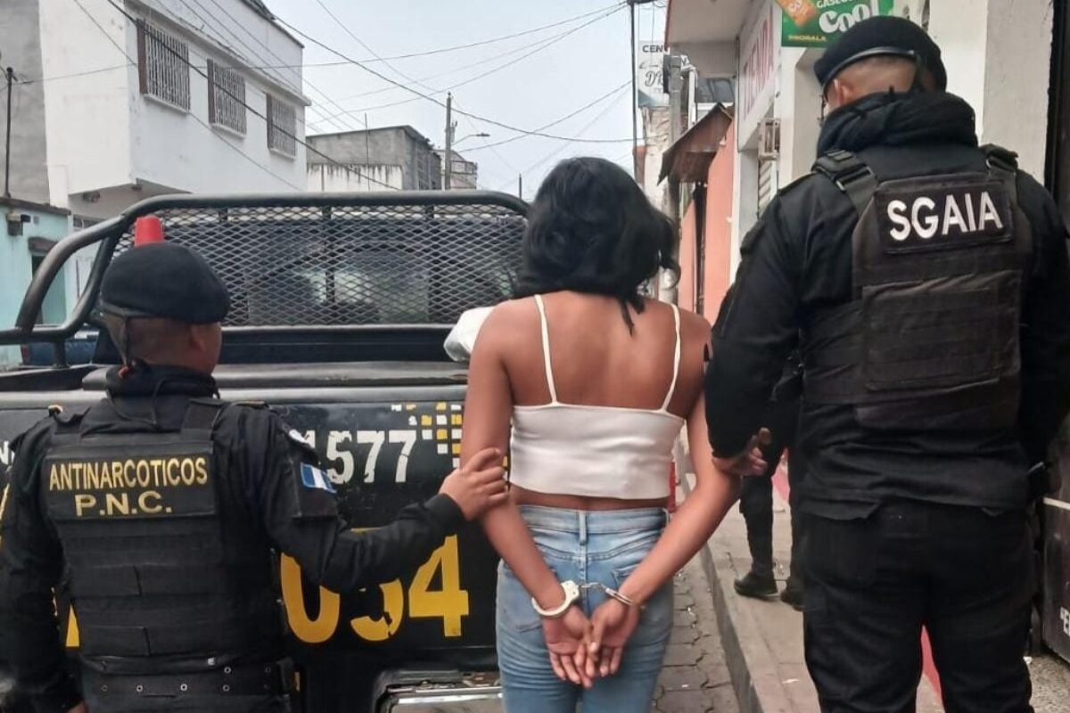 Policía captura a hombre buscado por trata de personas que se disfrazaba de mujer en Xela