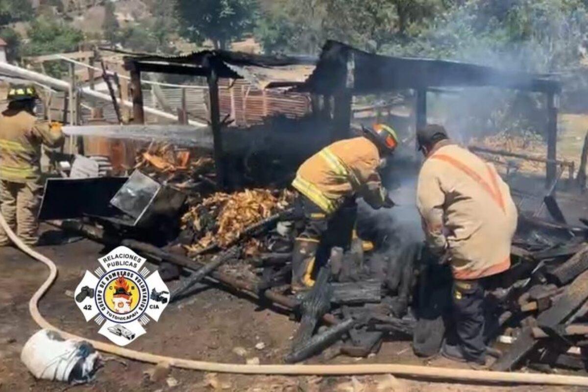 Bomberos de San Cristóbal Totonicapán controlan incendio en bodega tras incidente