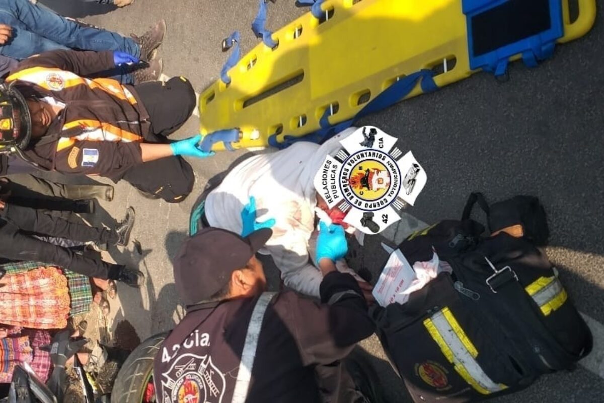 Bomberos Voluntarios con rapidez a grave accidente en la Ruta Nacional a Totonicapán