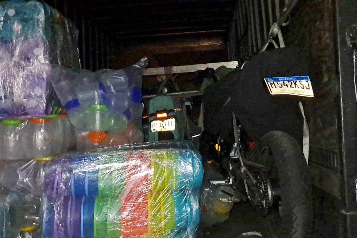 Detenido transportando motos robadas en camión cargado de encomiendas