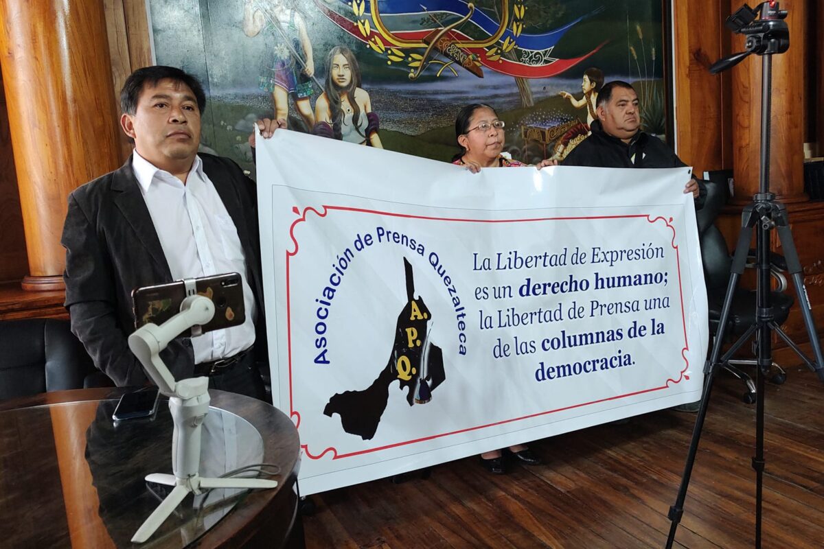 Periodistas y vecinos exigen respeto a la libertad de expresión en Xela ante el Concejo Municipal