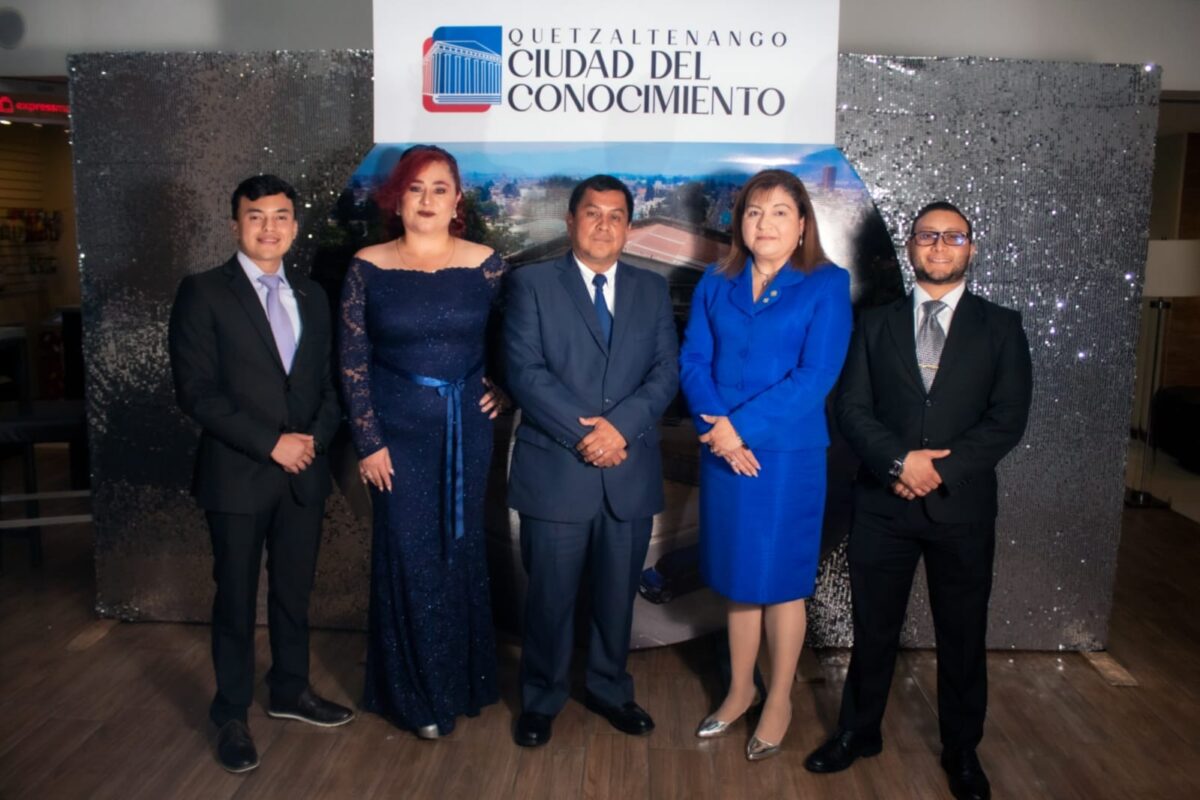 Universidad Mariano Gálvez reconoce a estudiantes