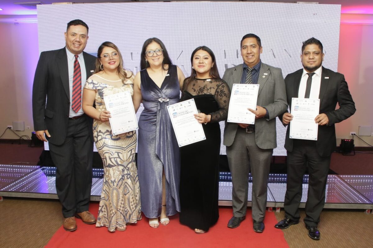 Estudiantes reconocidos por la Universidad Regional de Guatemala