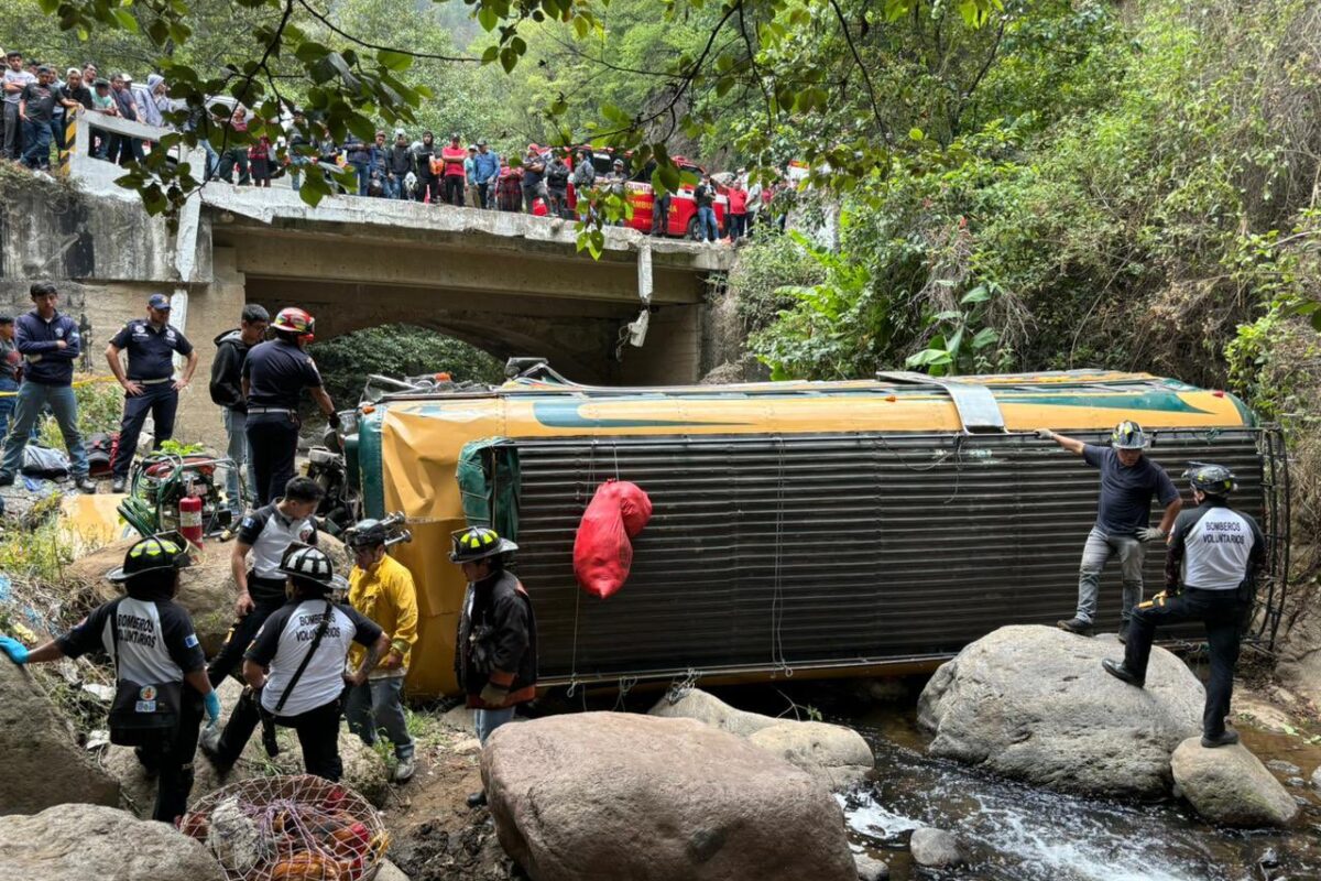 Tragedia en ruta hacia Quiché: Bus cae a barranco dejando dos personas fallecidas y ocho heridas