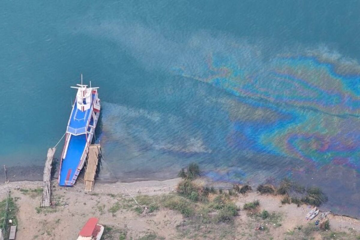 Investigan posible derrame de aceite en lago de Atitlán tras denuncia