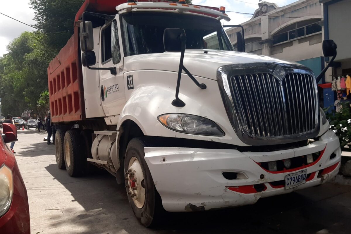 Abuelita muere atropellada por camión en la zona 3 de Xela; residentes exigen control del transporte pesado